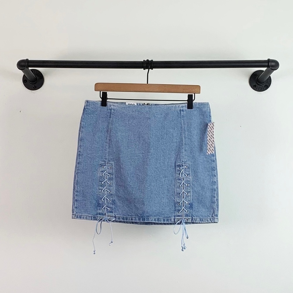 NWT Urban Outfitters UO BDG Rebecca Lace Up Denim Mini Skirt Light Wash - Picture 4 of 8